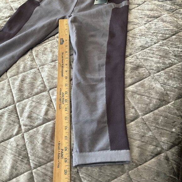 Under Armour athletic Compression Leggings Medium Size Gray & purple crop NEW - Picture 10 of 11